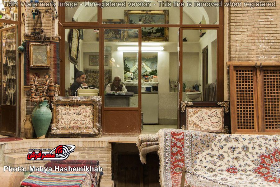 حاج محمود اسدی فروشنده فرش دستباف در تیمچه امین‌الدوله بازا کاشان
