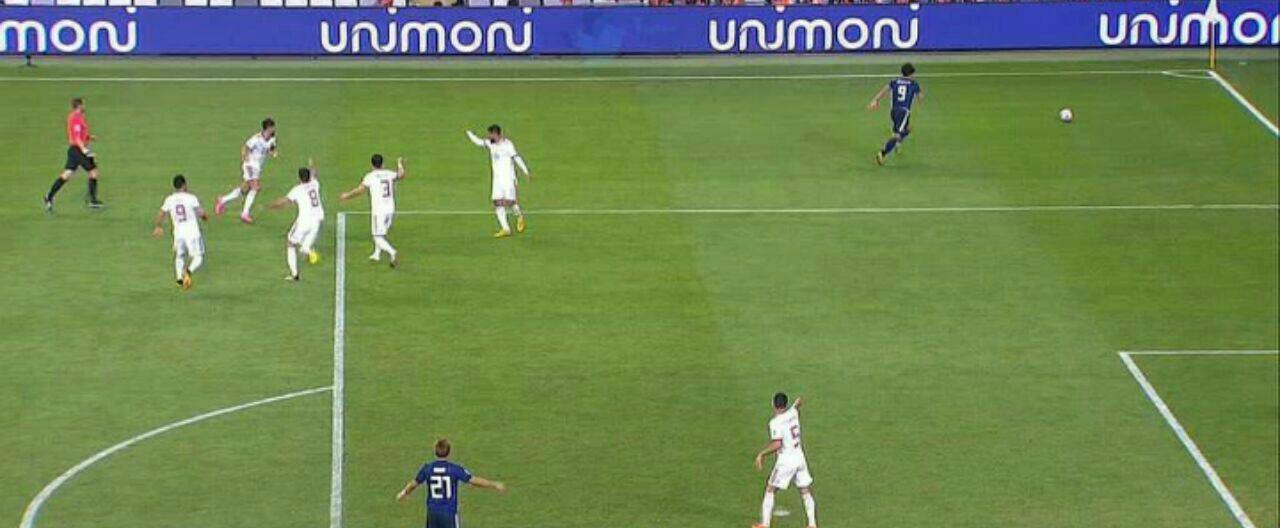 لحظه ای که مدافعان ایران در جریان بازی از بازیکنان ژاپن غافل شده و برای اعتراض به سمت داور رفتند. ژاپنی ها از همین اشتباه به گل اول رسیدند.