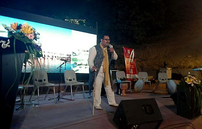 مسعود نوری‌فرد در حالی نقالی در شب فرهنگی اصفهان در جشنواره چهارسوق برج میلاد