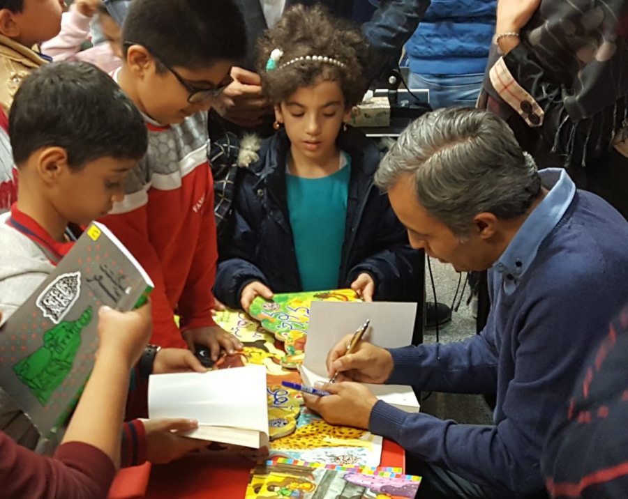 جشن امضا کتاب توسط علی‌اصغر سید‌آبادی نویسنده کتاب‌های کودک و نوجوان