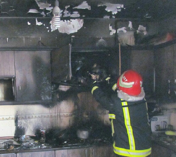 مهار آتش‌سوزی آشپزخانه یک منزل مسکونی